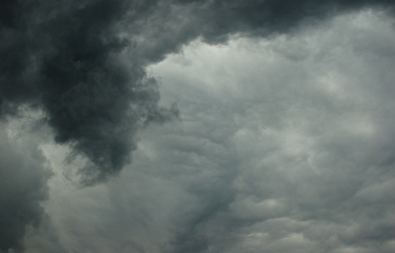 nimbostratus traitement photoshop.  nikon D70 et objectif  35-70 mm ferme a fd 8. 200 asa a 1 800es..jpg
